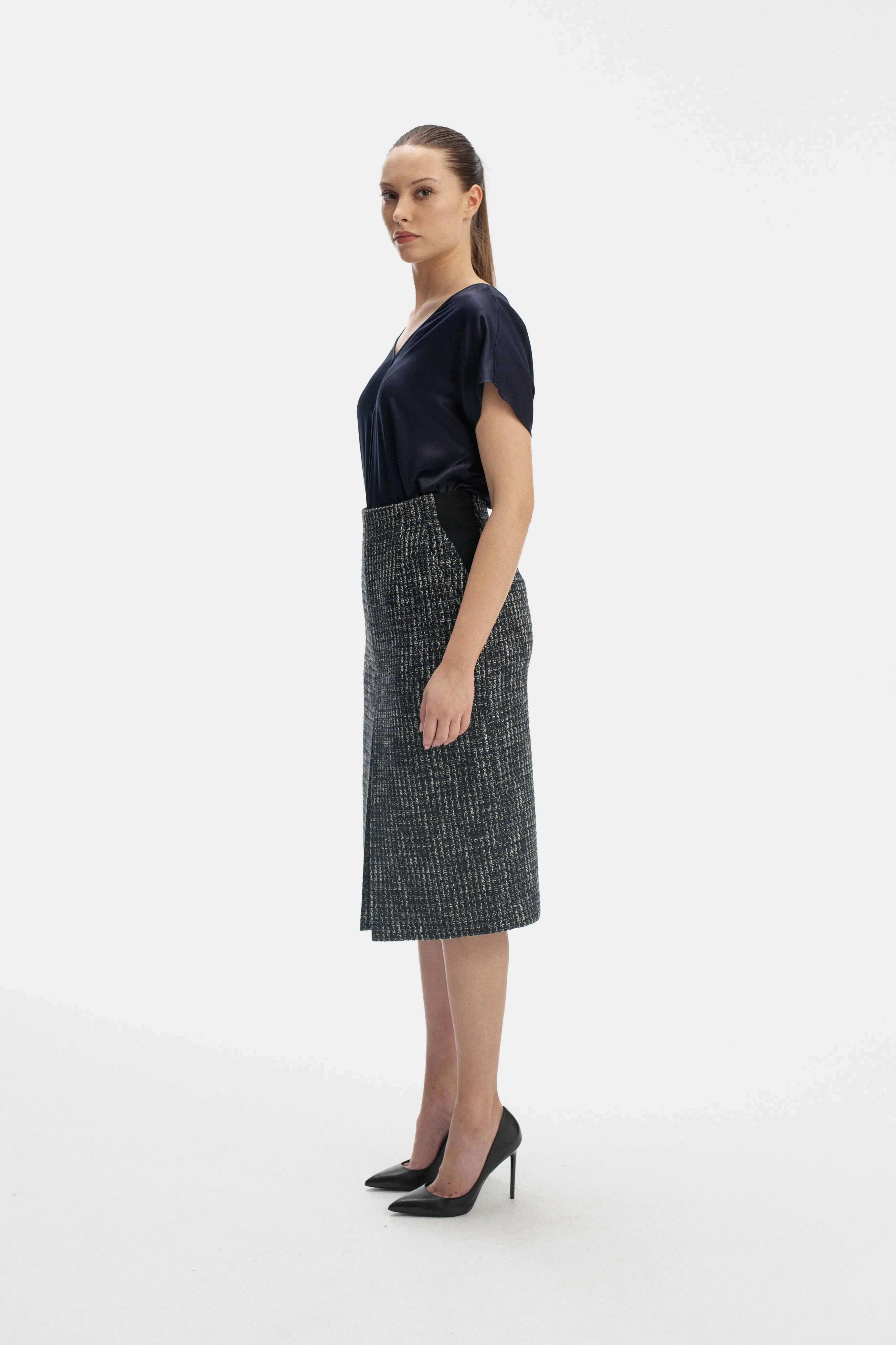 TEXTURED STRAIGHT SILHOUETTE SKIRT