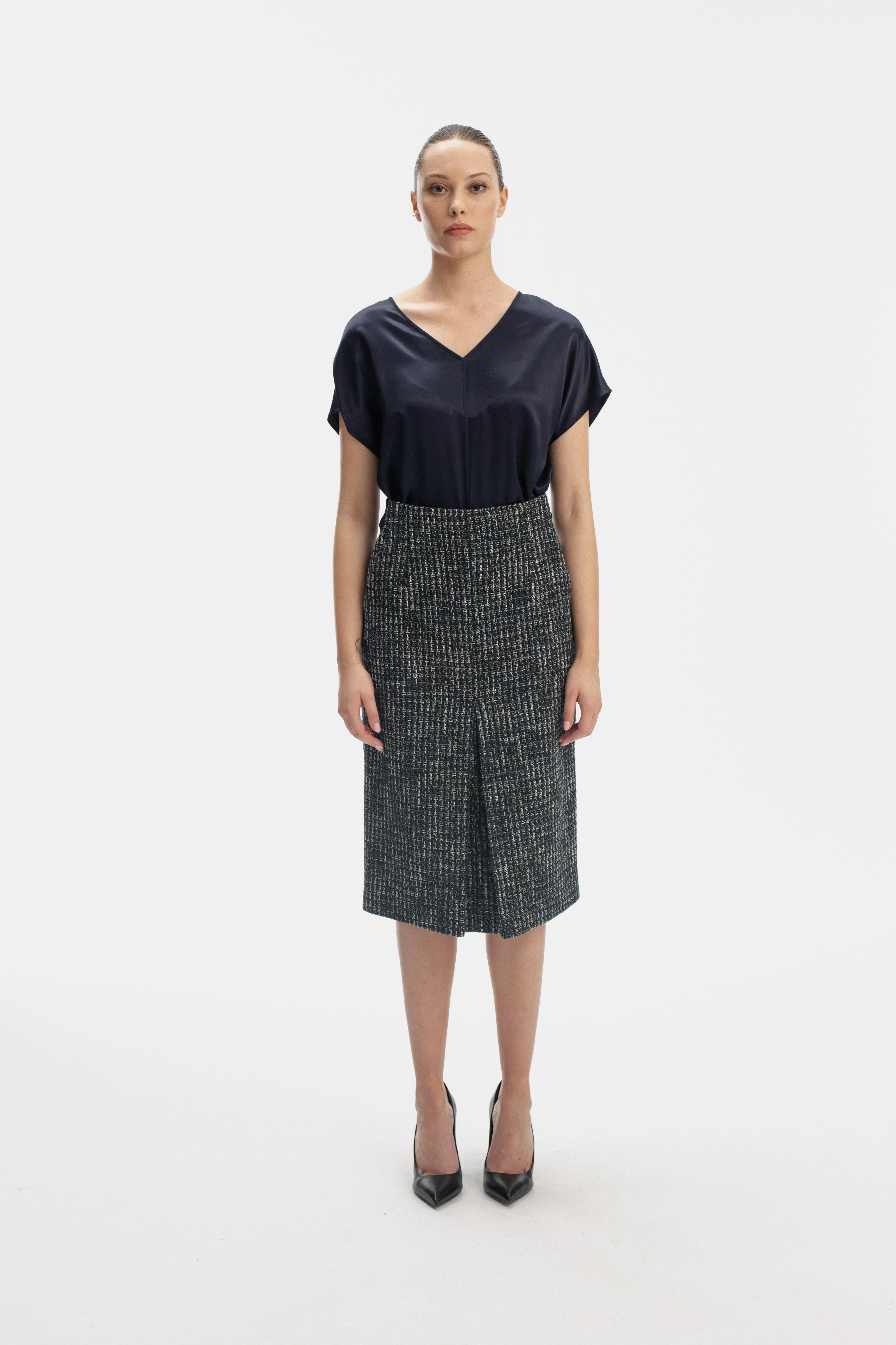 TEXTURED STRAIGHT SILHOUETTE SKIRT