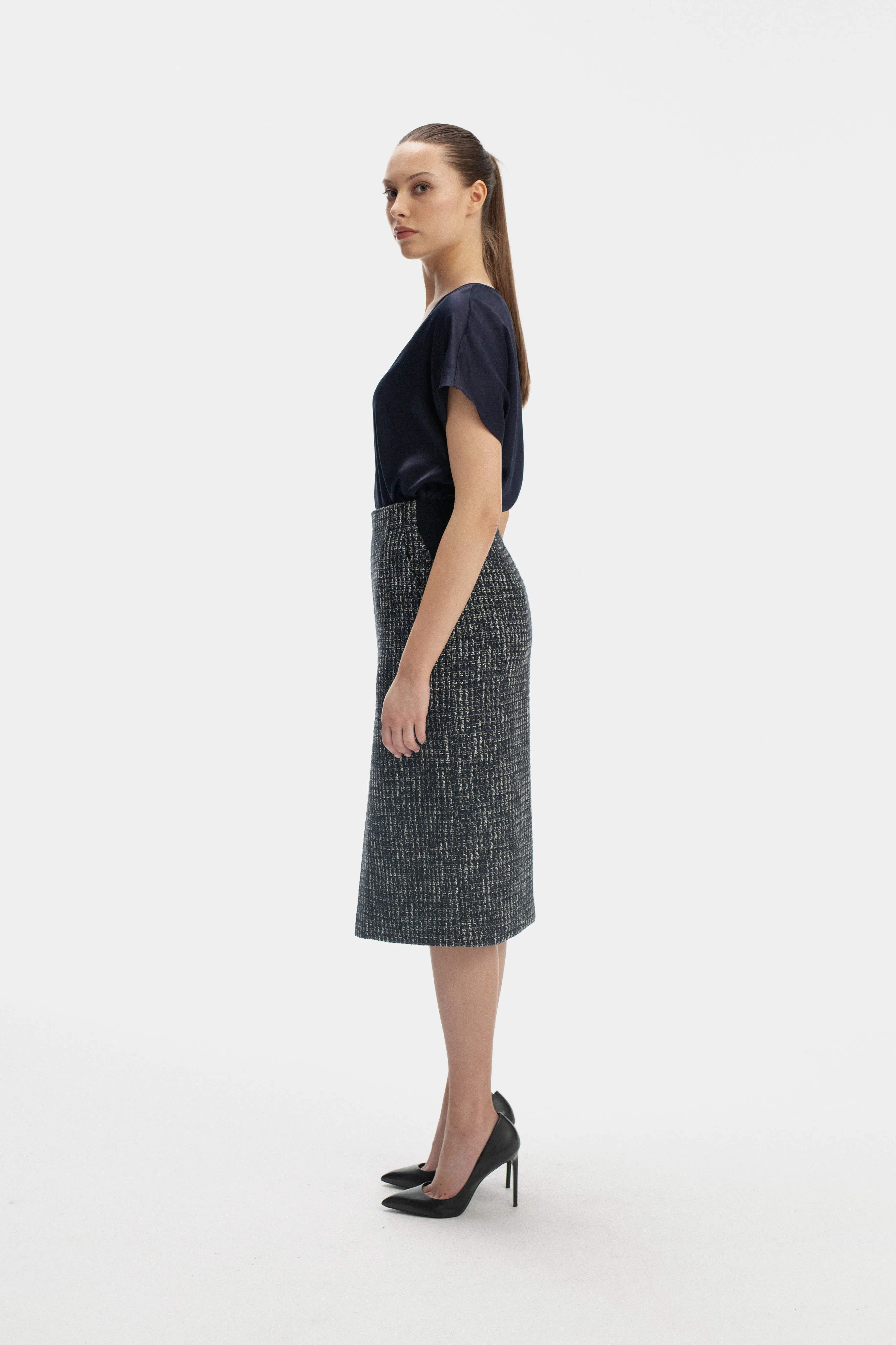 TEXTURED STRAIGHT SILHOUETTE SKIRT